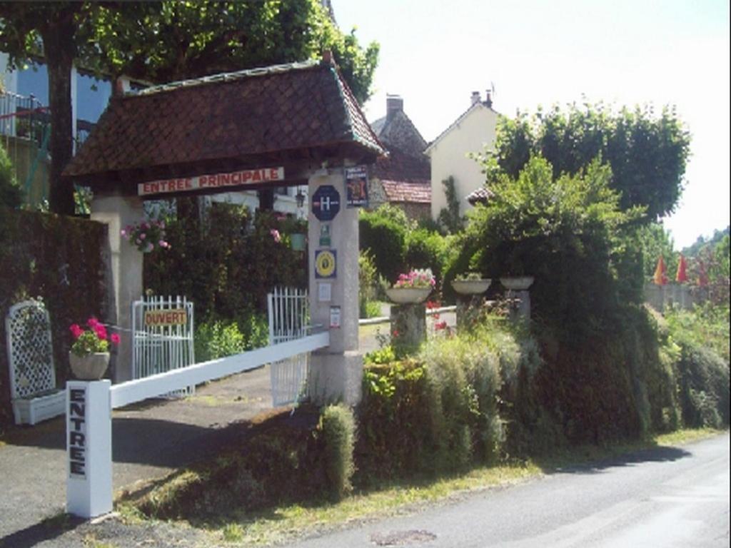 Logis Hotel Les Tilleuls Saint-Cirgues-de-Jordanne Exterior photo